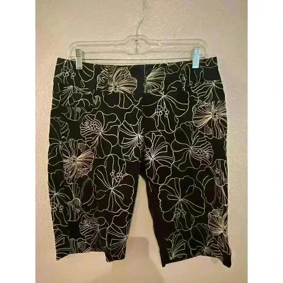 Cache Women's Bermuda Shorts Size 8 Black White Lotus Embroidered Coquette Artsy - Picture 1 of 4